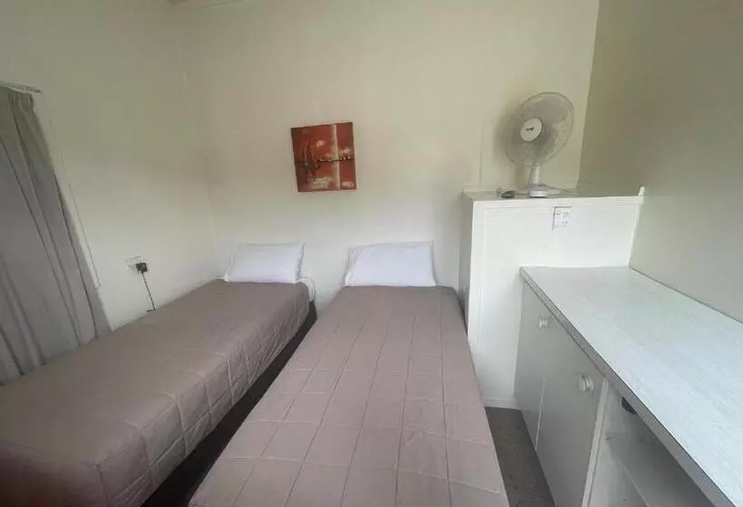 Camellia Court Family Motel