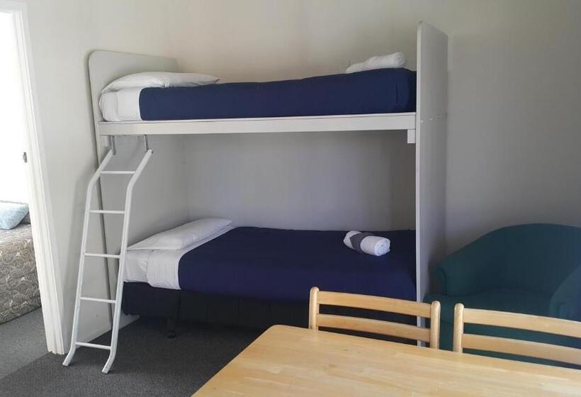 Camellia Court Family Motel