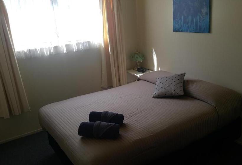 Camellia Court Family Motel