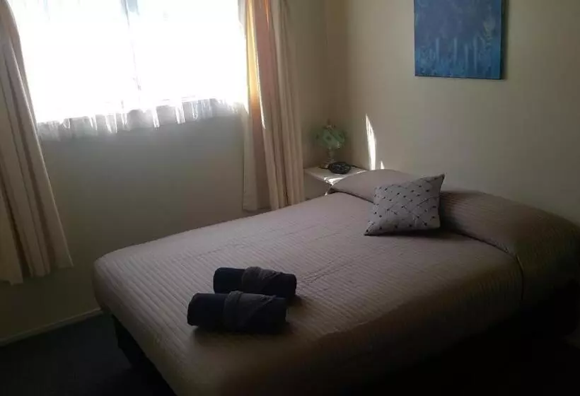 Camellia Court Family Motel