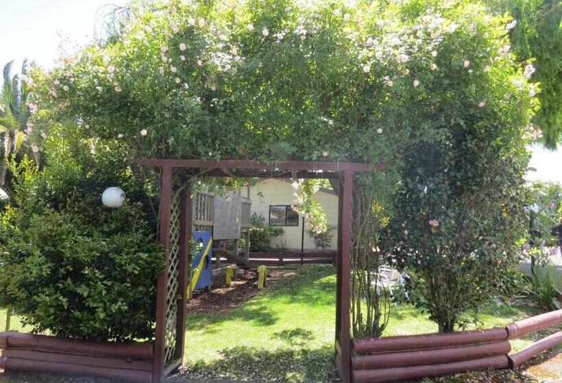 Camellia Court Family Motel