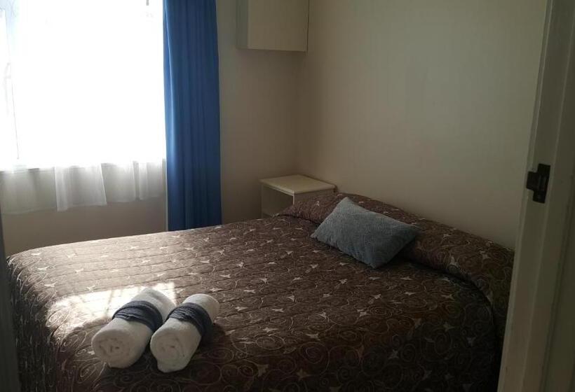 Camellia Court Family Motel