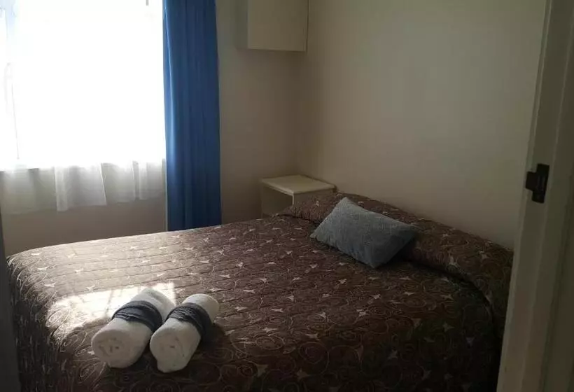Camellia Court Family Motel