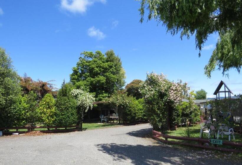 Camellia Court Family Motel