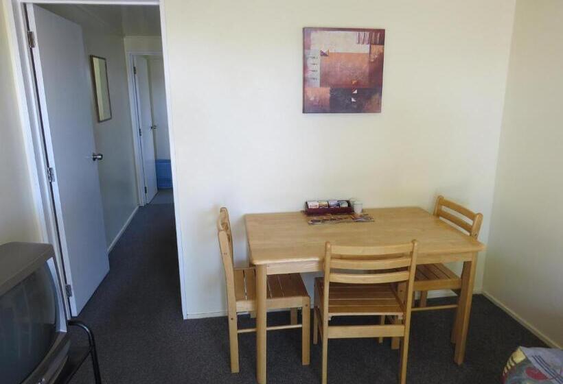 Camellia Court Family Motel