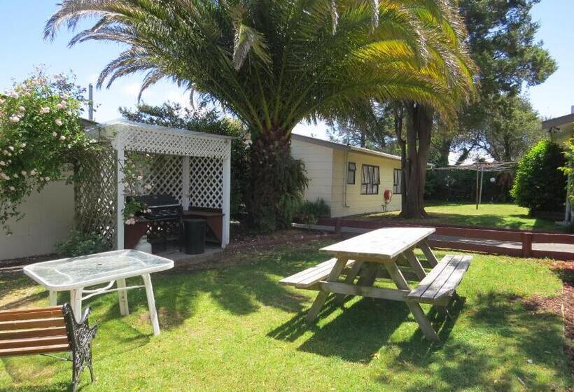 Camellia Court Family Motel