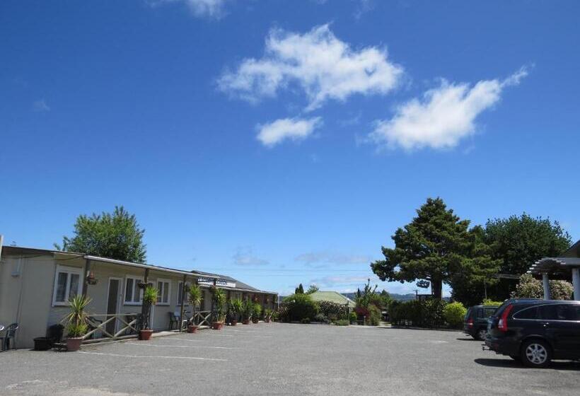 Camellia Court Family Motel