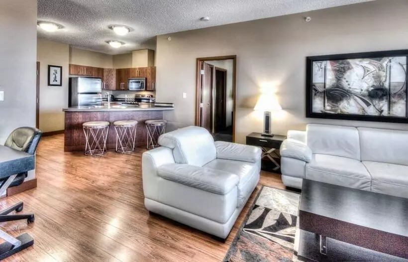 هتل Grand Inn & Residence Grande Prairie