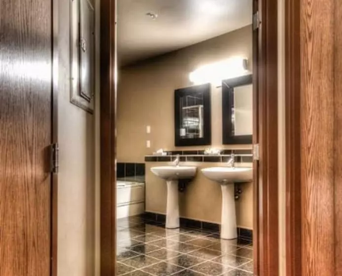 هتل Grand Inn & Residence Grande Prairie