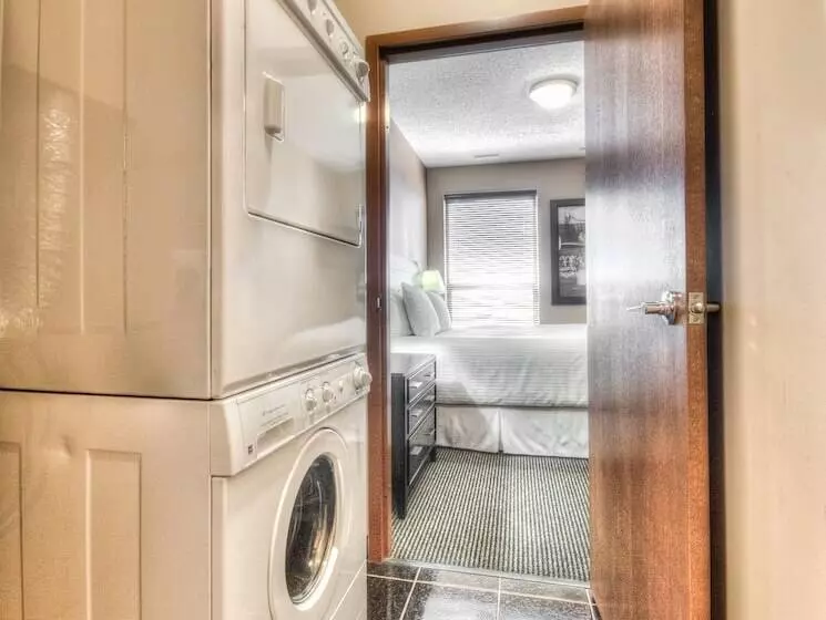 هتل Grand Inn & Residence Grande Prairie