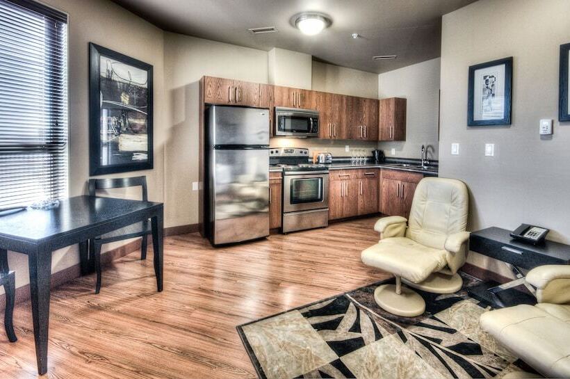 בית מלון כפרי Grand Inn & Residence Grande Prairie