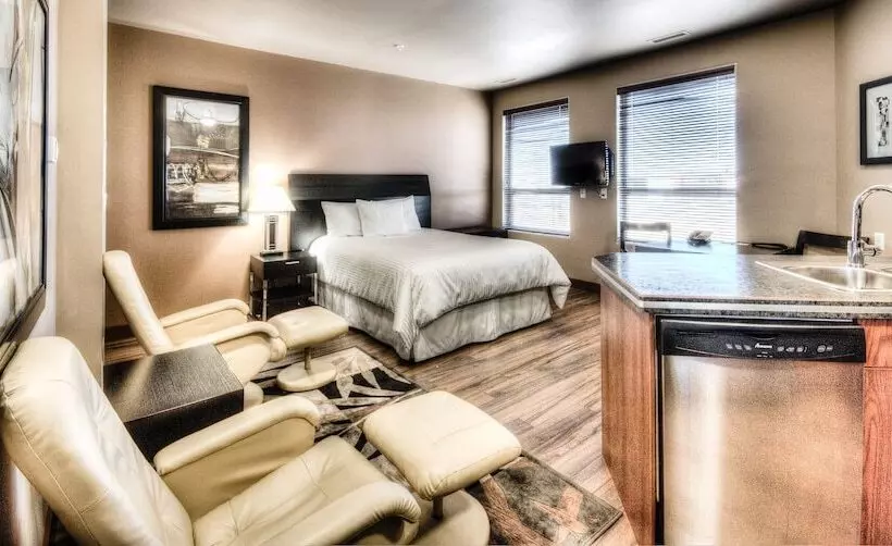 هتل Grand Inn & Residence Grande Prairie