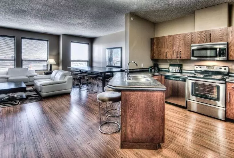 هتل Grand Inn & Residence Grande Prairie