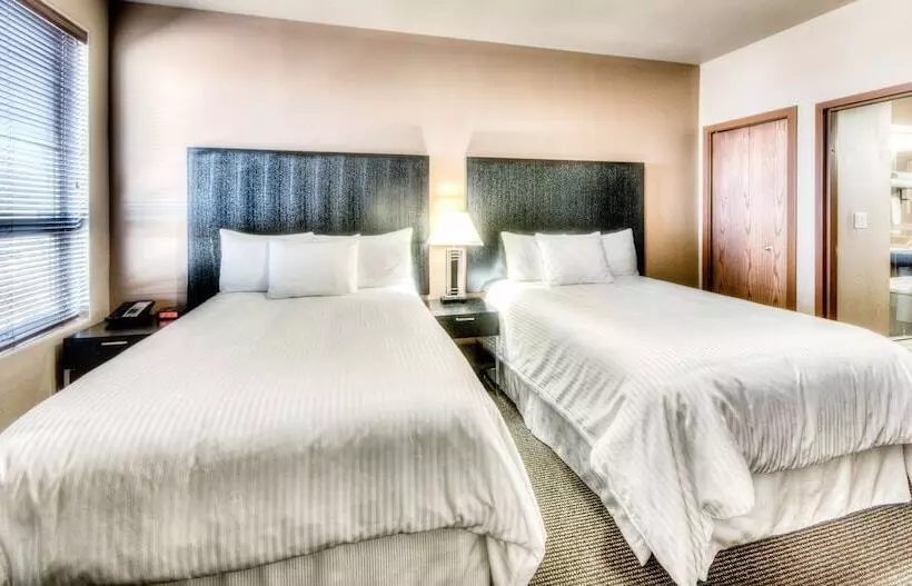 هتل Grand Inn & Residence Grande Prairie