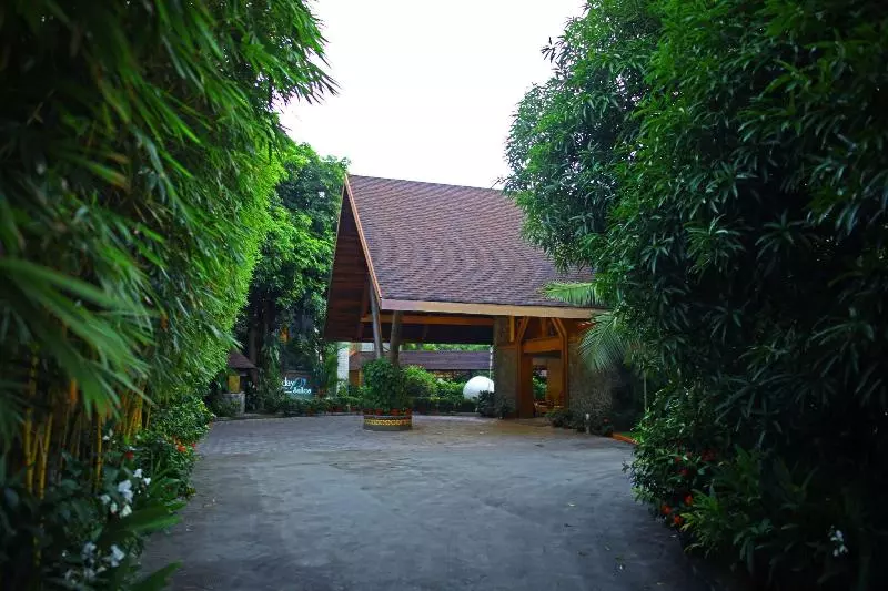 Отель Uday Suites   The Airport