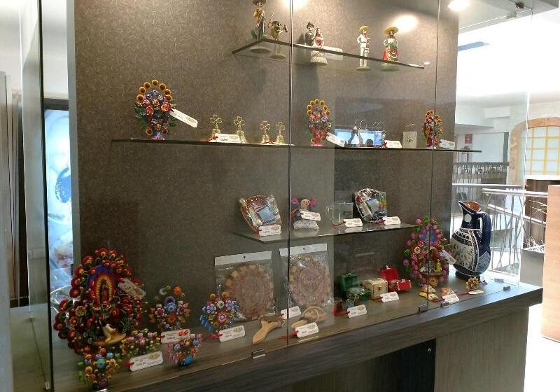 هتل Villa De Madrid