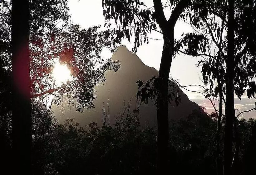 Пансион Glass House Mountains Ecolodge