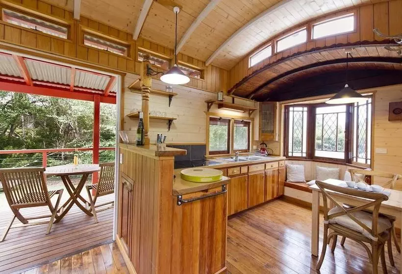 Пансион Glass House Mountains Ecolodge