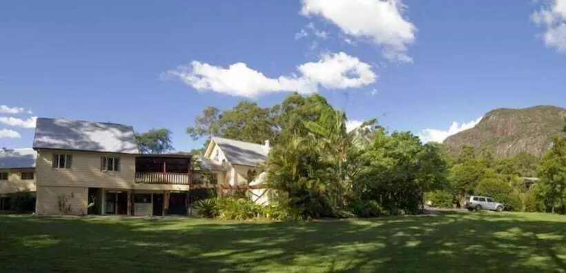 Пансион Glass House Mountains Ecolodge