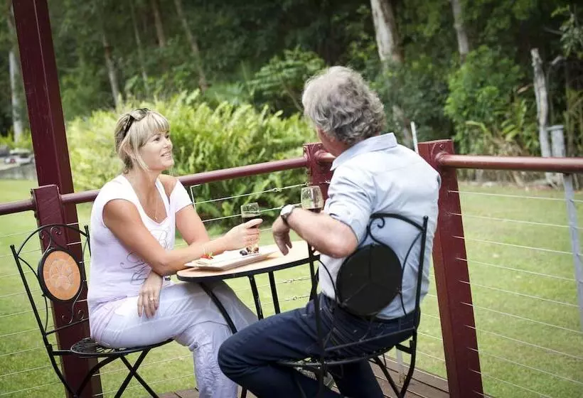 Пансион Glass House Mountains Ecolodge