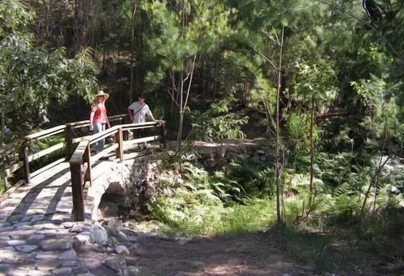 Пансион Glass House Mountains Ecolodge