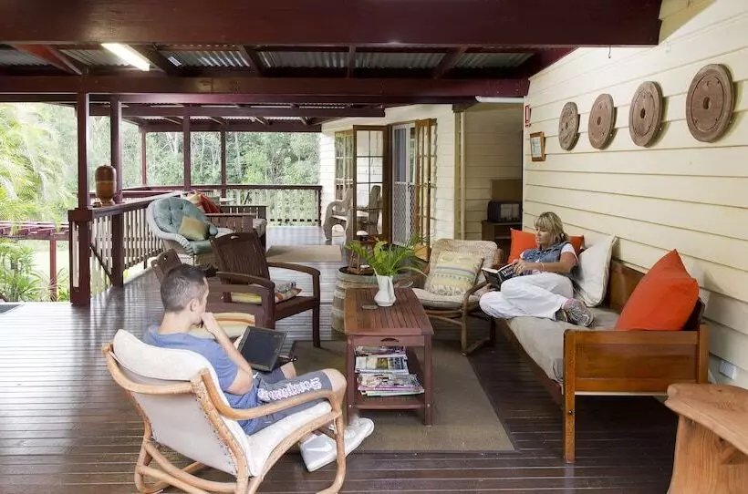 Пансион Glass House Mountains Ecolodge