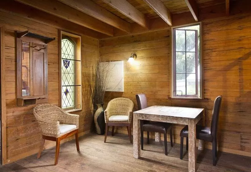 Пансион Glass House Mountains Ecolodge