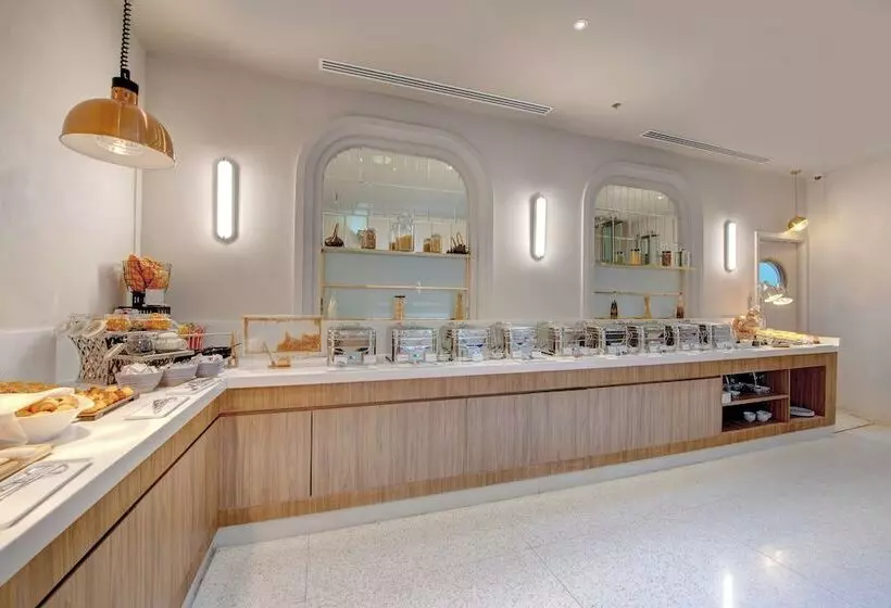 هتل Royal Regency Suites Marina