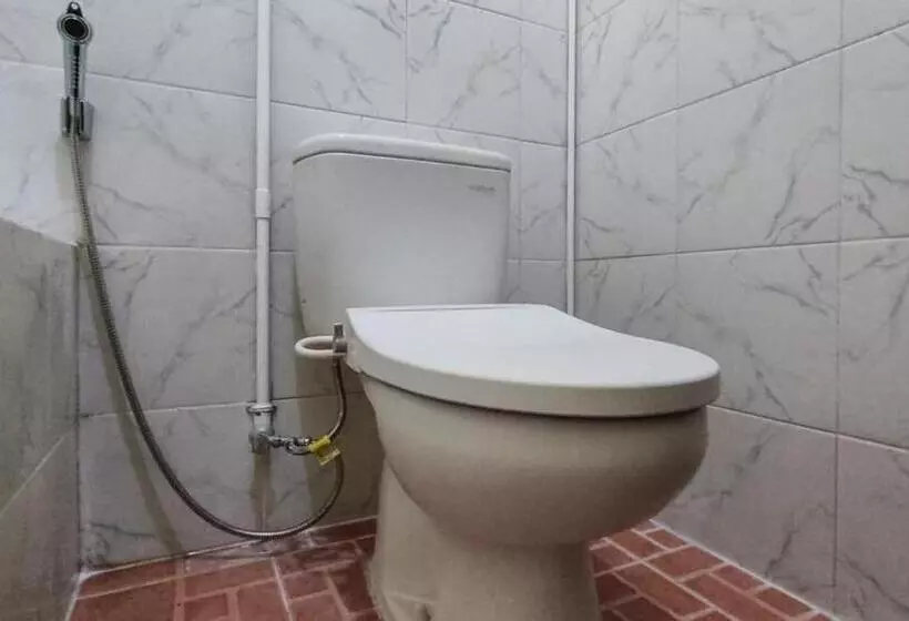 Hotelli Shinta 1 Near Stasiun Kertosono Mitra Reddoorz