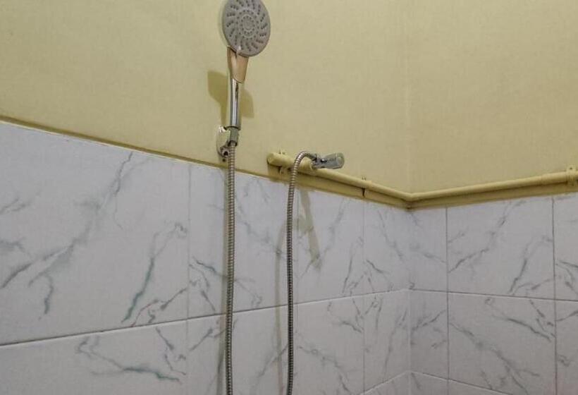 호텔 Shinta 1 Near Stasiun Kertosono Mitra Reddoorz