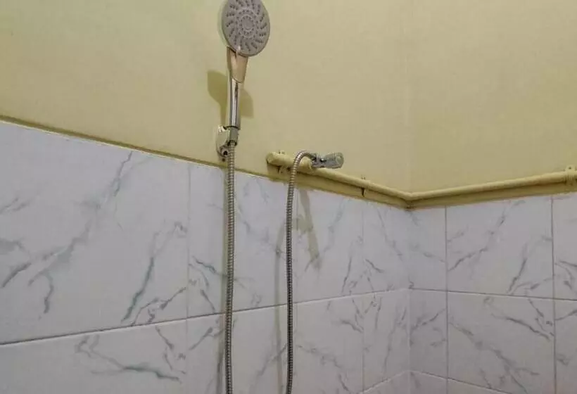 Hotelli Shinta 1 Near Stasiun Kertosono Mitra Reddoorz