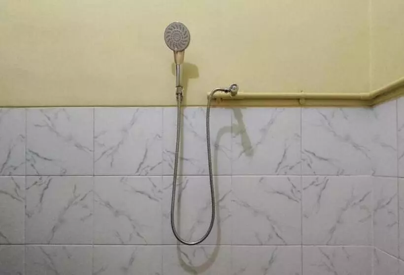 Hotelli Shinta 1 Near Stasiun Kertosono Mitra Reddoorz