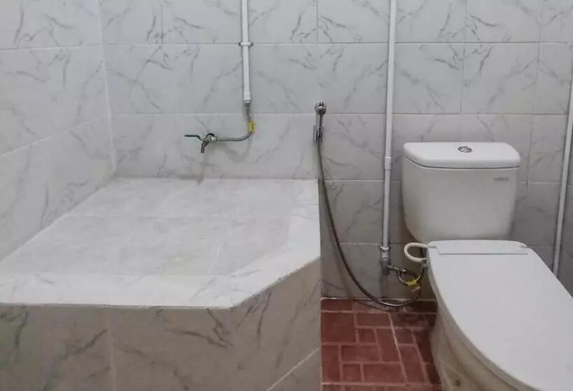 Hotelli Shinta 1 Near Stasiun Kertosono Mitra Reddoorz