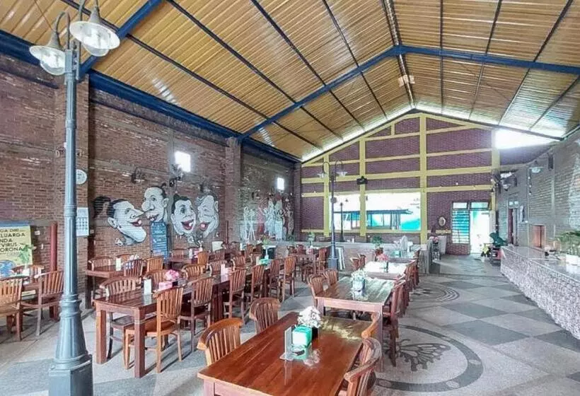 Hotelli Shinta 1 Near Stasiun Kertosono Mitra Reddoorz