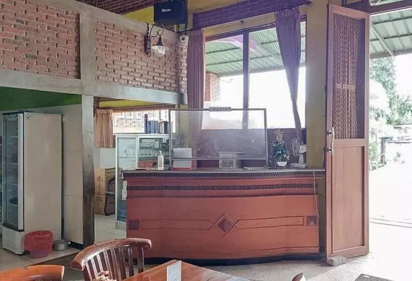 Hotelli Shinta 1 Near Stasiun Kertosono Mitra Reddoorz