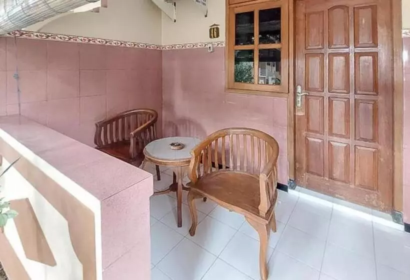 Hotelli Shinta 1 Near Stasiun Kertosono Mitra Reddoorz
