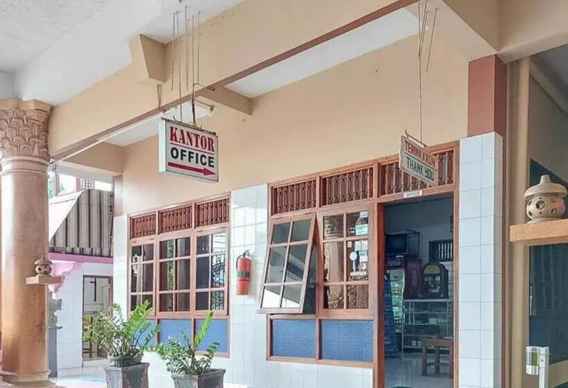 Hotelli Shinta 1 Near Stasiun Kertosono Mitra Reddoorz