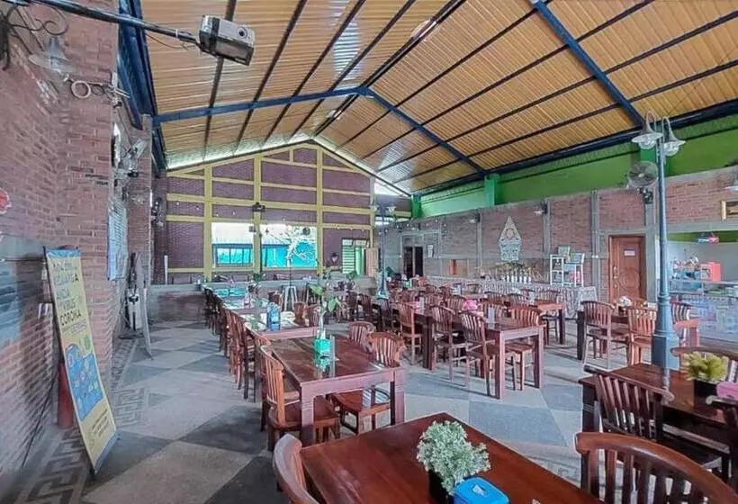 Hotelli Shinta 1 Near Stasiun Kertosono Mitra Reddoorz