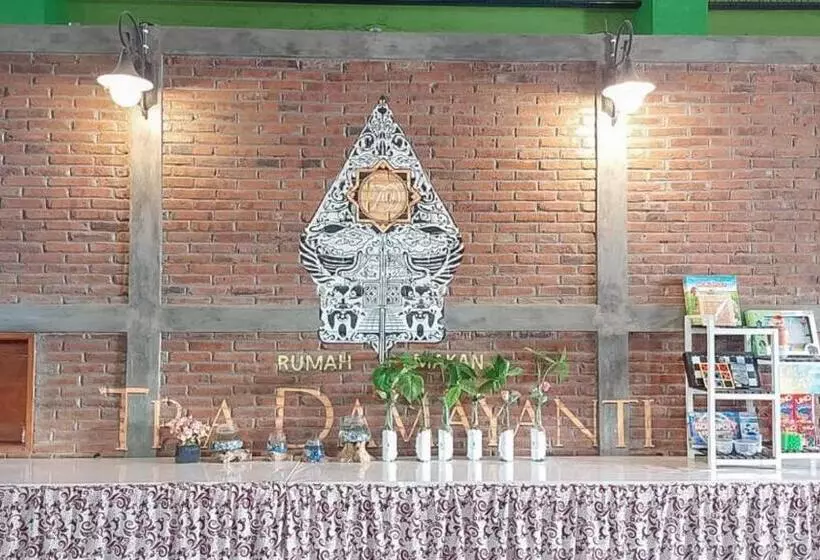 Hotelli Shinta 1 Near Stasiun Kertosono Mitra Reddoorz