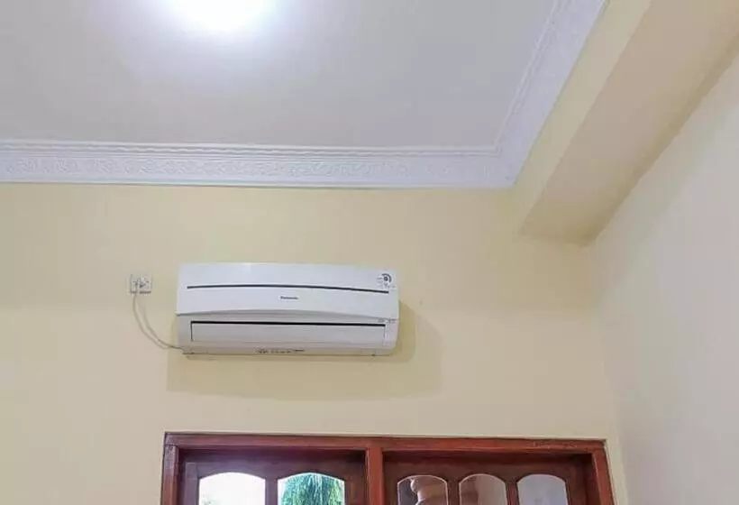 Hotelli Shinta 1 Near Stasiun Kertosono Mitra Reddoorz