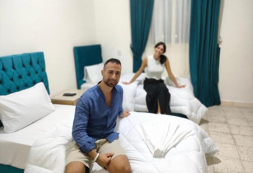 هاستل Anubis Kingdom Pyramids View