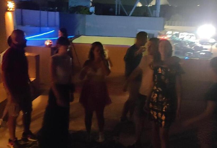 هاستل Anubis Kingdom Pyramids View