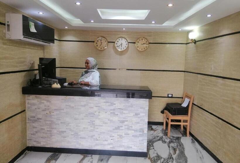 هاستل Anubis Kingdom Pyramids View