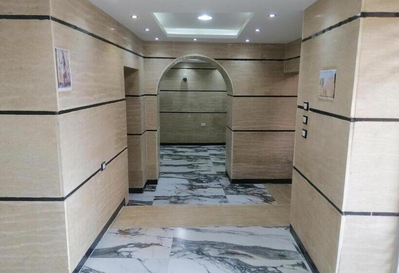 هاستل Anubis Kingdom Pyramids View