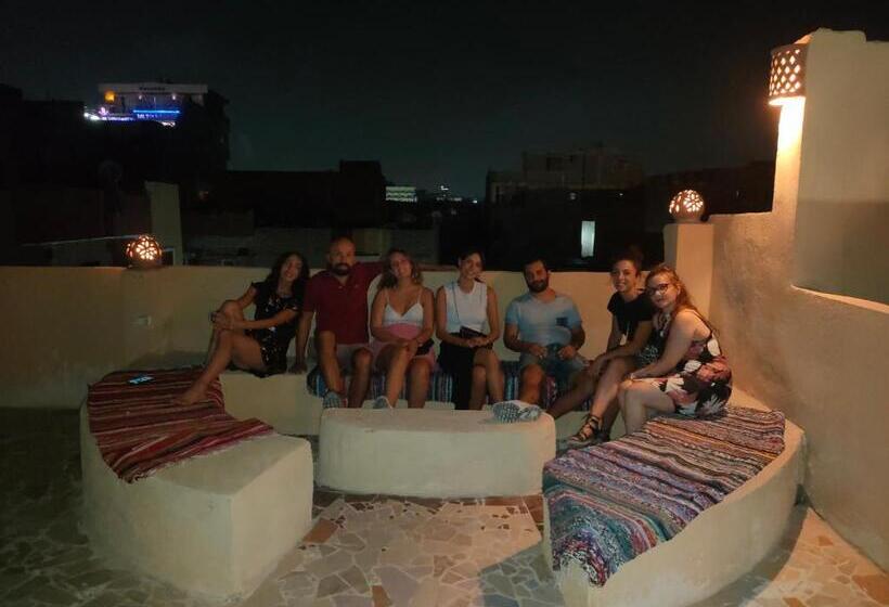 هاستل Anubis Kingdom Pyramids View