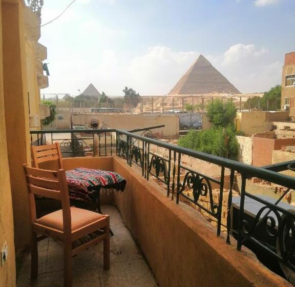 هاستل Anubis Kingdom Pyramids View