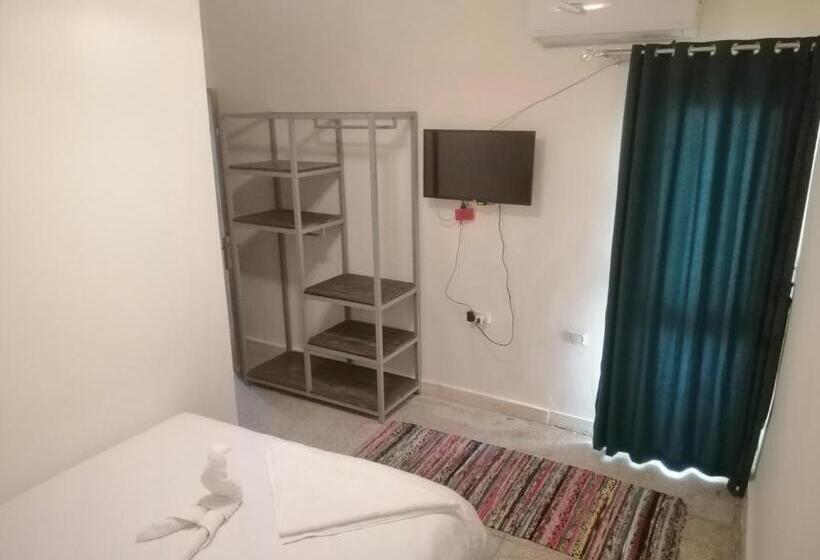 هاستل Anubis Kingdom Pyramids View