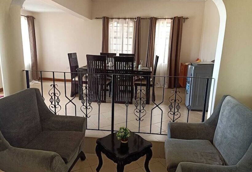 هتل Aztuni Home Kitale