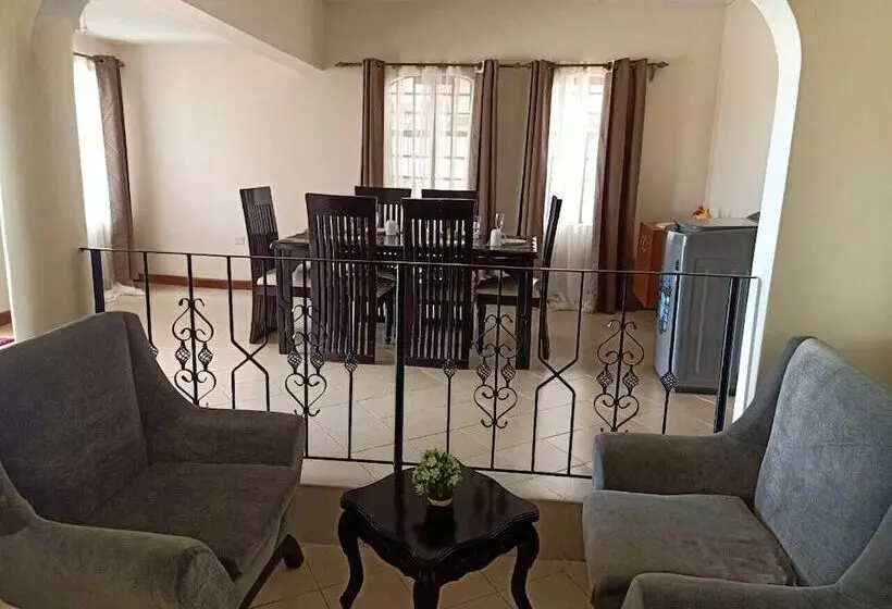 هتل Aztuni Home Kitale