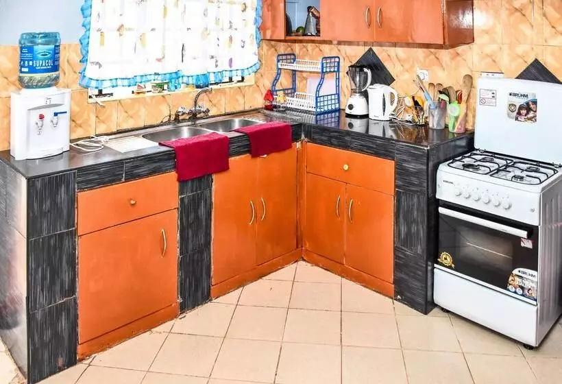 هتل Aztuni Home Kitale